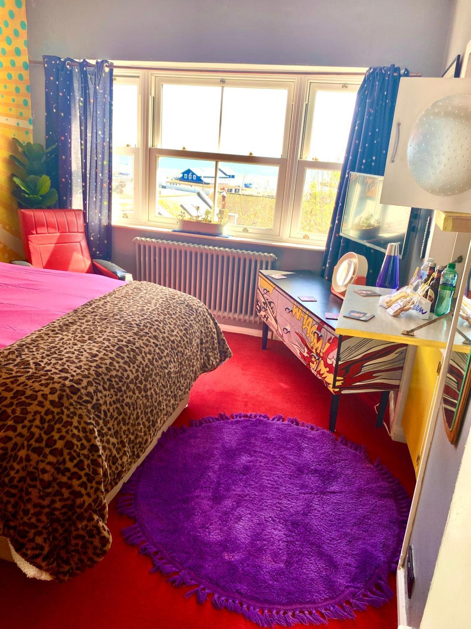 Pop Art Pad Heart Of Old Town With Parking! Lejlighed Hastings Eksteriør billede